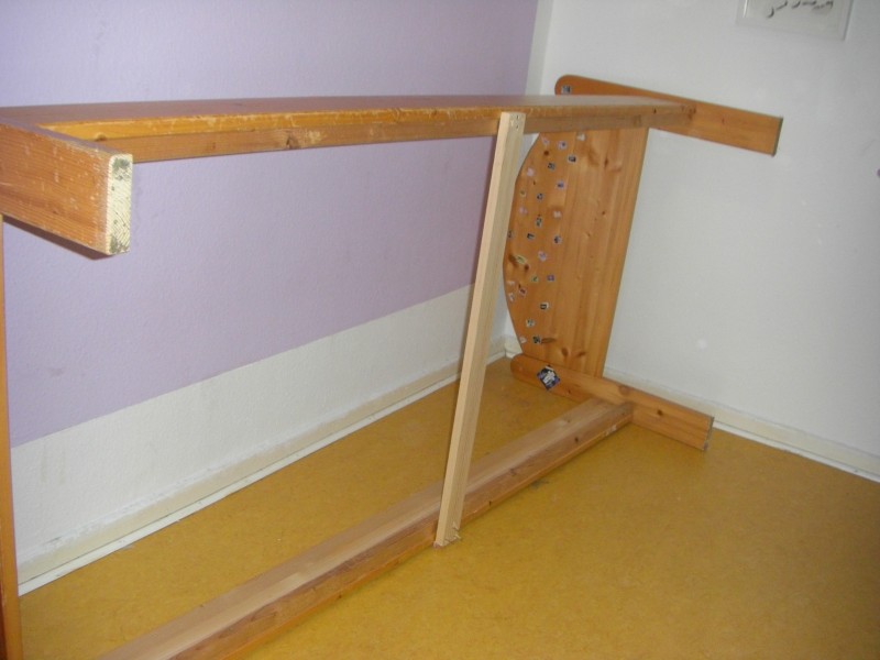 Altes Bett in Mädchenzimmer